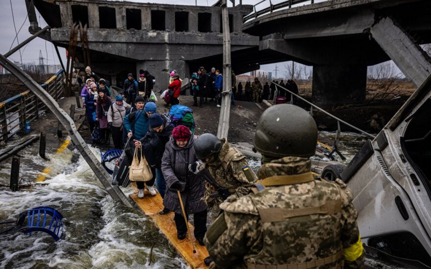 Iš Irpinės evakuojami žmonės kerta sunaikintą tiltą. Nuotrauka daryta 2022 m. kovo 7 d. Ukraina atsisakė priimti Rusijos pasiūlymą dėl humanitarinių koridorių po to, kai paaiškėjo, jog iš puolamų miestų evakuacijos keliai žmones vestų į Rusiją arba Baltarusiją. Ankstesni Rusijos pažadai dėl galimybės atverti humanitarinius koridorius baigėsi civilių apšaudymu. 
