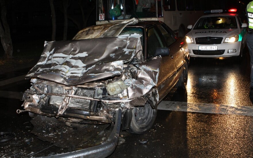 Keleivį pražudęs ir „Audi“ į šipulius sudaužęs vairuotojas – recidyvistas, teisiamas nuo paauglystės