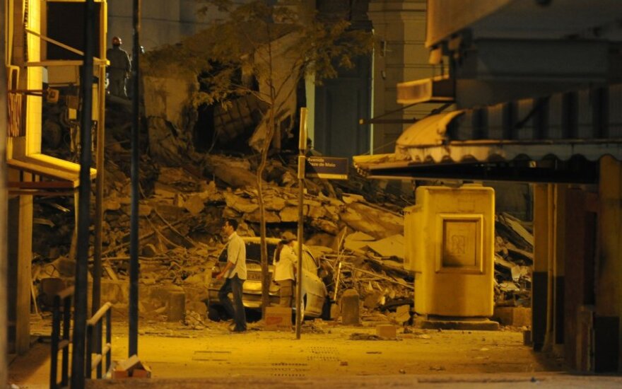 Rio de Žaneire trijų pastatų griūties aukų padaugėjo iki 16