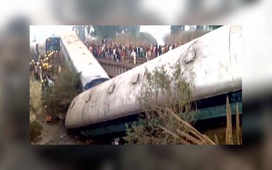Kraupi traukinio avarija Indijoje: yra žuvusių ir sužeistų