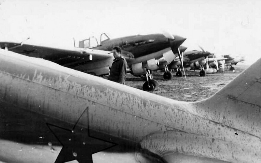 31-ojo NAP lėktuvai Il-2 palikti Vilniaus aerodrome. 1941 m. birželis., leidyklos „Briedis“ nuotr.