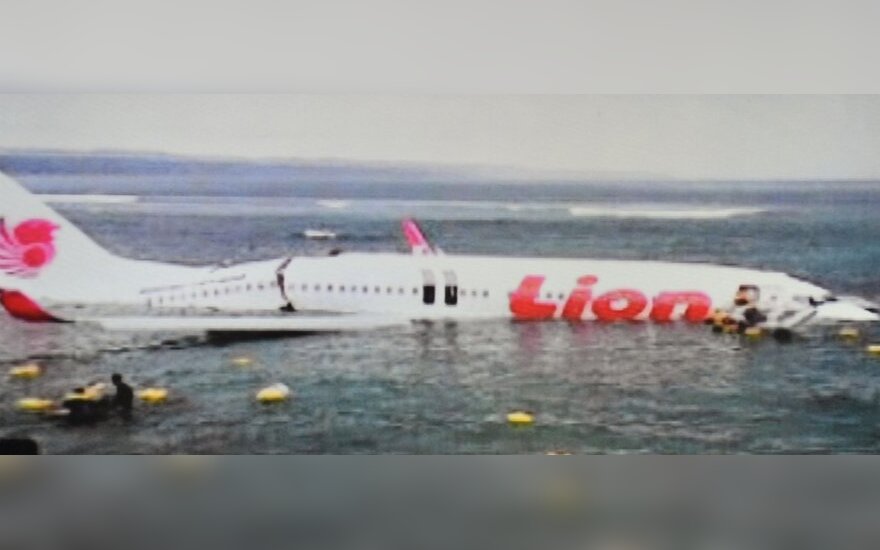 Balyje tūpdamas „Boeing 737” su daugiau kaip 100 keleivių nuslydo nuo tako į jūrą