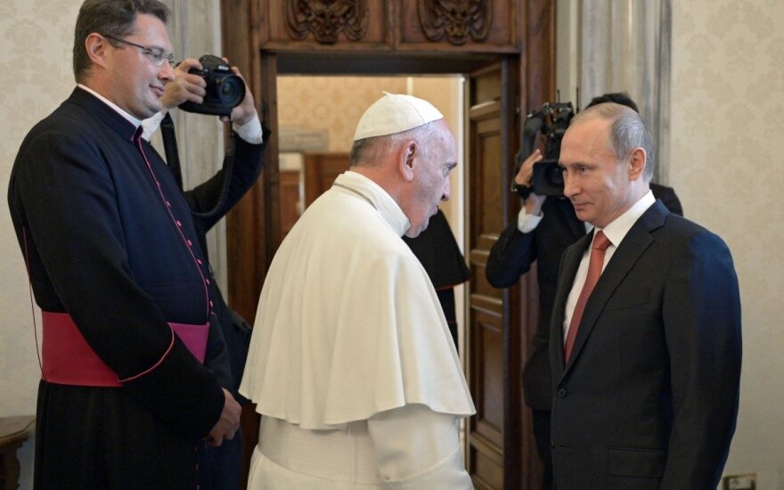 Vladimiro Putino ir popiežiaus Pranciškaus susitikimas, kairėje - Visvaldas Kulbokas