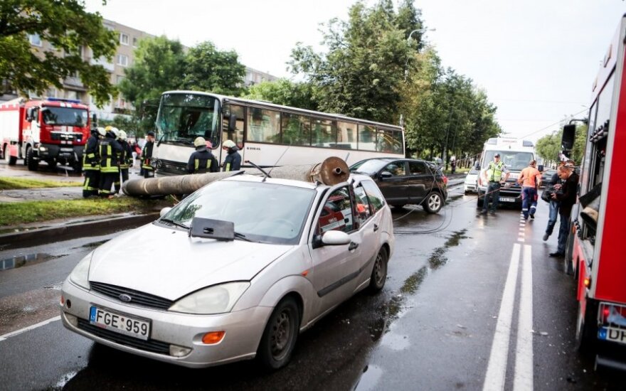 Vilniuje autobusas nuvertė stulpą, šis krisdamas apdaužė kelis automobilius