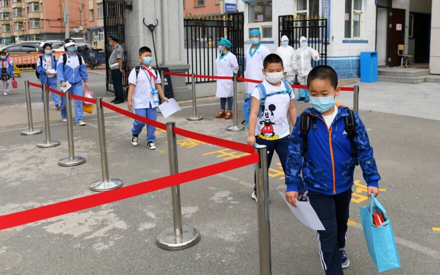 Situacija Pekine prastėja: dėl naujo COVID-19 protrūkio vėl uždaromos mokyklos