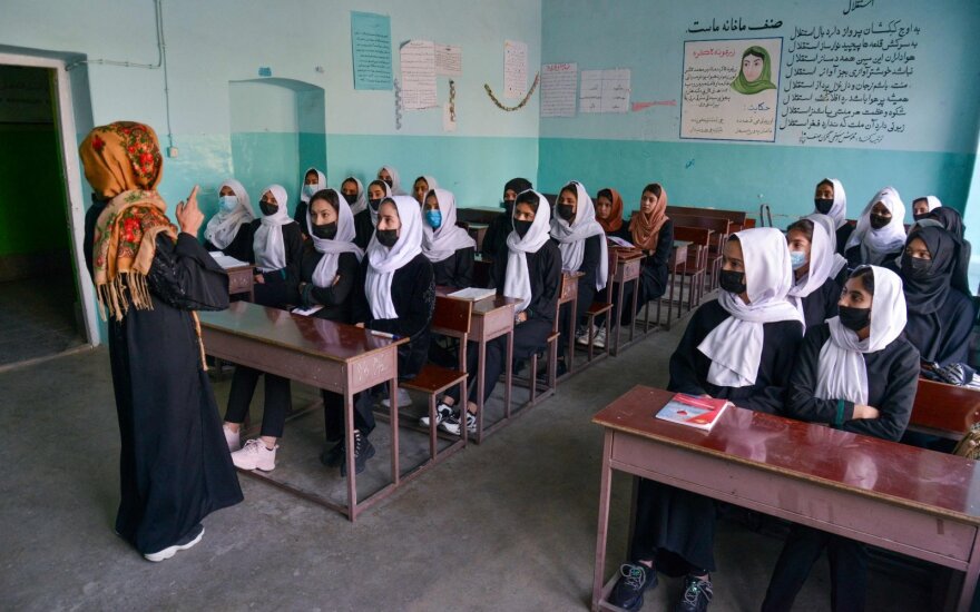 Afganistane, vos atidarius mergaičių mokyklas, liepta vėl jas uždaryti