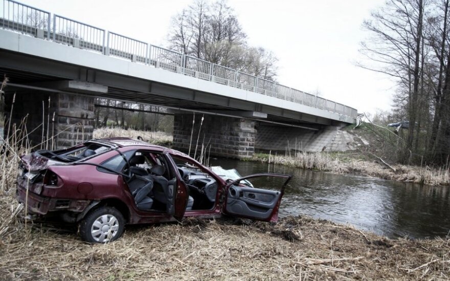 Vilniaus policijos patruliai išgelbėjo apvirtusiame bėglių automobilyje skendusią merginą