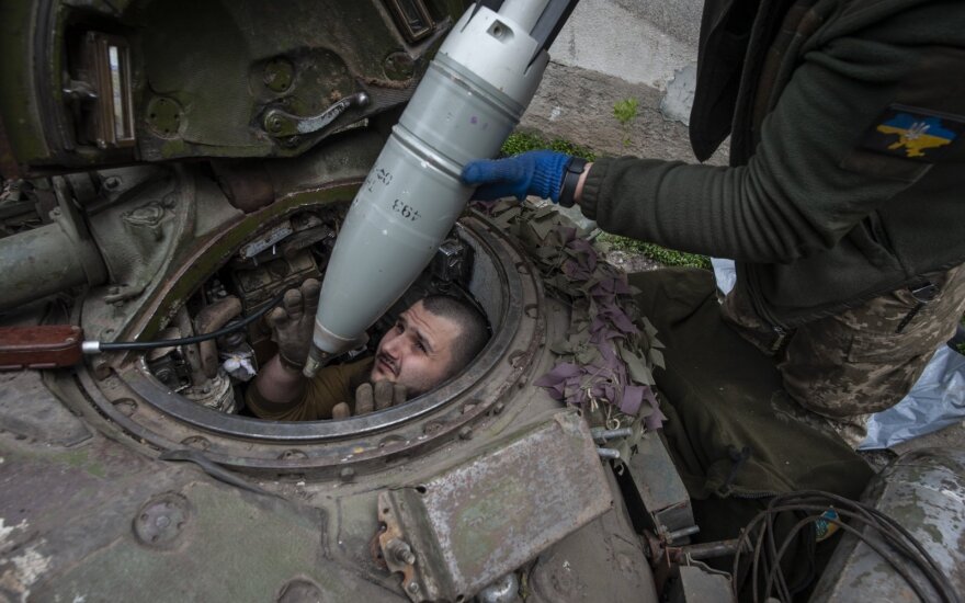Ukrainian soldiers load shells into a tank in Chasiv Yar, the site of heavy battles with the Russian forces in the Donetsk region, Ukraine, Tuesday, May 9, 2023. (Iryna Rybakova via AP)  XEL110