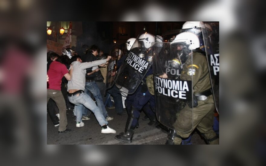 Atėnuose policija ašarinėmis dujomis vaikė protestuojančius graikus