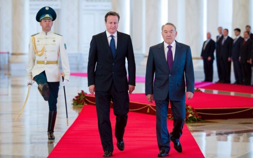 Davidas Cameronas ir Nursultanas Nazarbajevas 