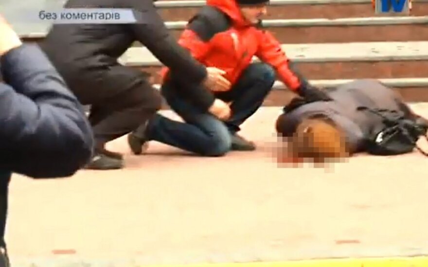 Vaizdo įrašuose iš Kijevo – spardomas žurnalistas ir pašauta moteris
