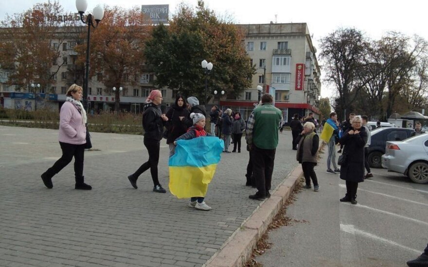 Ukrainos kariai įžengė į Chersoną, miesto centre renkasi žmonės