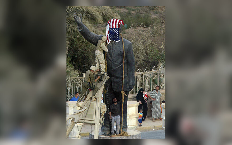 JAV kariškiai prie S.Husseino statulos Bagdado centre