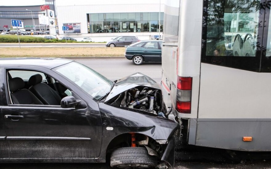 Vilniuje „Volkswagen“ nestabdydamas rėžėsi į autobuso galą, mašina visiškai sudaužyta