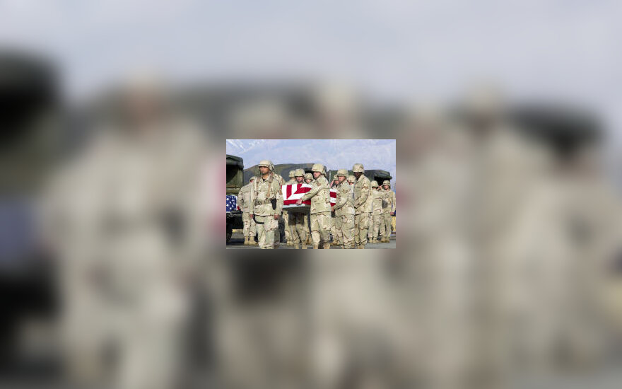 JAV kareiviai neša karstą su kareivio palaikais, karas Irake