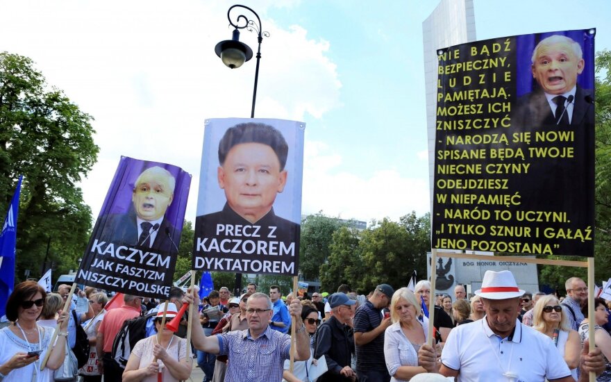 Lenkai vėl protestuoja prieš valdžią – kas ten vyksta?