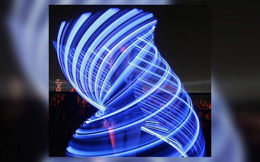 Šokėja fluorescencinėje spiralėje Kalifornijoje vykstančiame muzikos festivalyje.