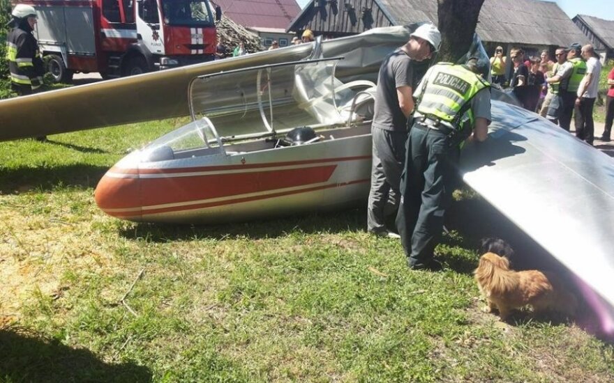 Sodybos kieme sudužus sklandytuvui, gelbėtojai nesėkmingai ieškojo jo variklio ir bėgančio kuro