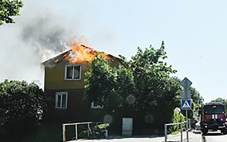 Po gaisro Kretingoje be namų liko 5 šeimos. Šiandien jos, prašydamos visuomenės ir Savivaldybės pagalbos, savo jėgomis bando atstatyti prarastus namus.