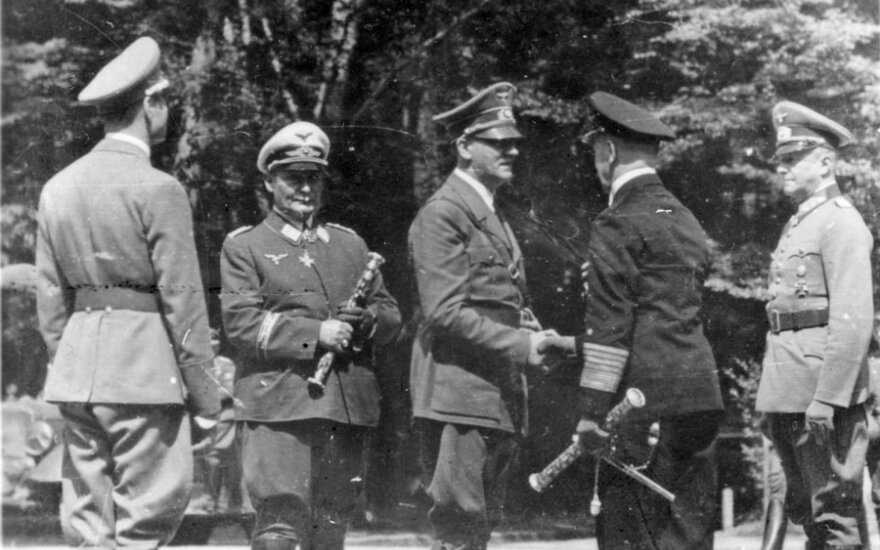 Iš kairės į dešinę: Hermannas Goeringas, Adolfas Hitleris, Erichas Raederis ir Wilhelmas Keitelis