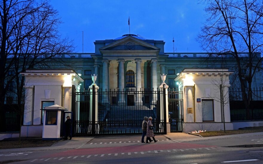 Lenkija išsiuntė 45 Rusijos diplomatus, įtariamus šnipinėjimu