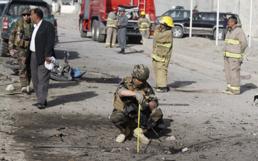 Afganistane per išpuolį prieš NATO pajėgoms aprūpinimą teikiančią bazę žuvo du civiliai