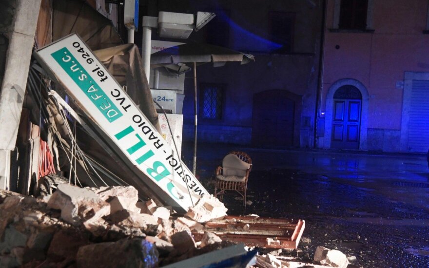 Dvigubas žemės drebėjimas Italijoje sugriovė pastatų ir sukėlė paniką
