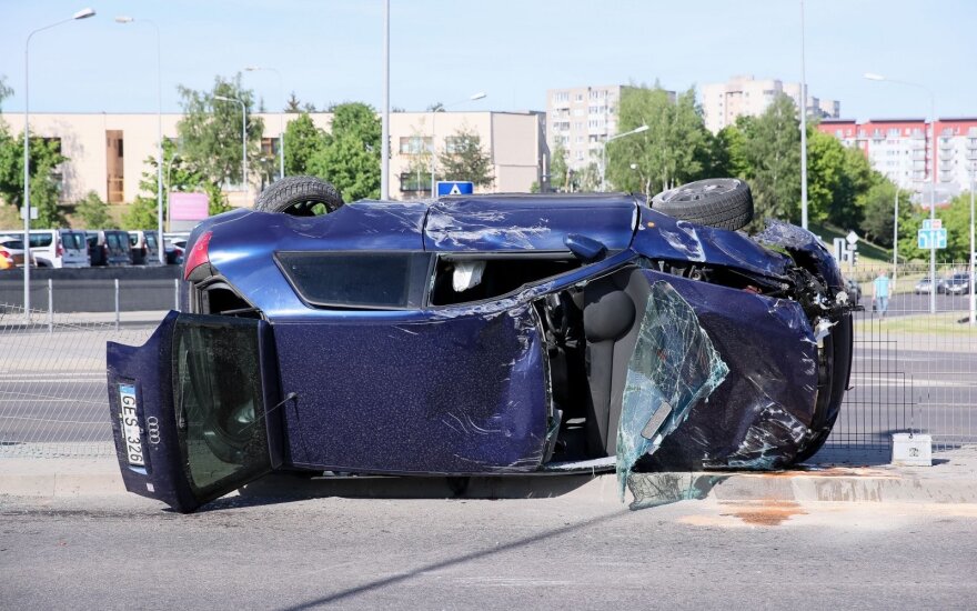 Vilniuje girta kompanija sukėlė avariją: 4 žmonės ligoninėje, automobiliai sumaitoti