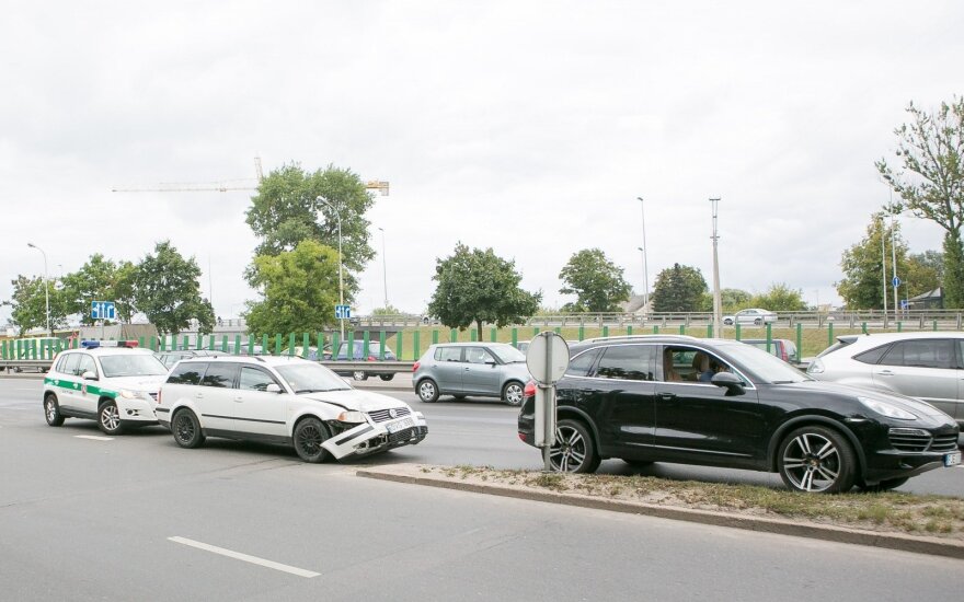 Judrioje Vilniaus sankryžoje susidūrė keturi automobiliai, strigo eismas