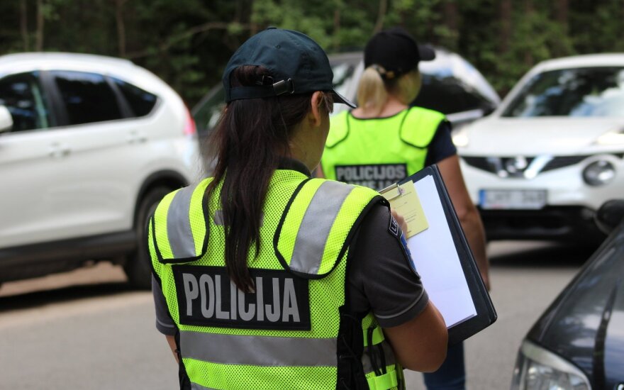 Klaipėdos pareigūnai Slengiuose vėl tikrino, kaip taisyklių laikosi važiuojantys dviračiais ir paspirtukais