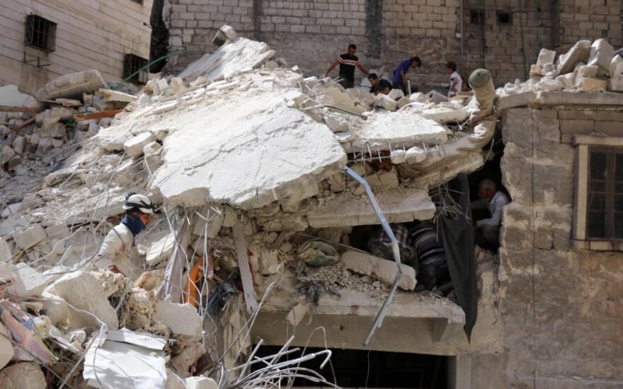 JAV: Rusija bombardavo amerikiečių remiamus sukilėlius Sirijoje