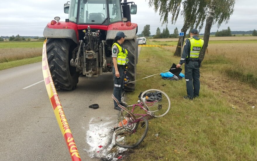 Kraupi avarija Šilutės rajone: traktorius dviratininkui nuplėšė koją, žmogus žuvo