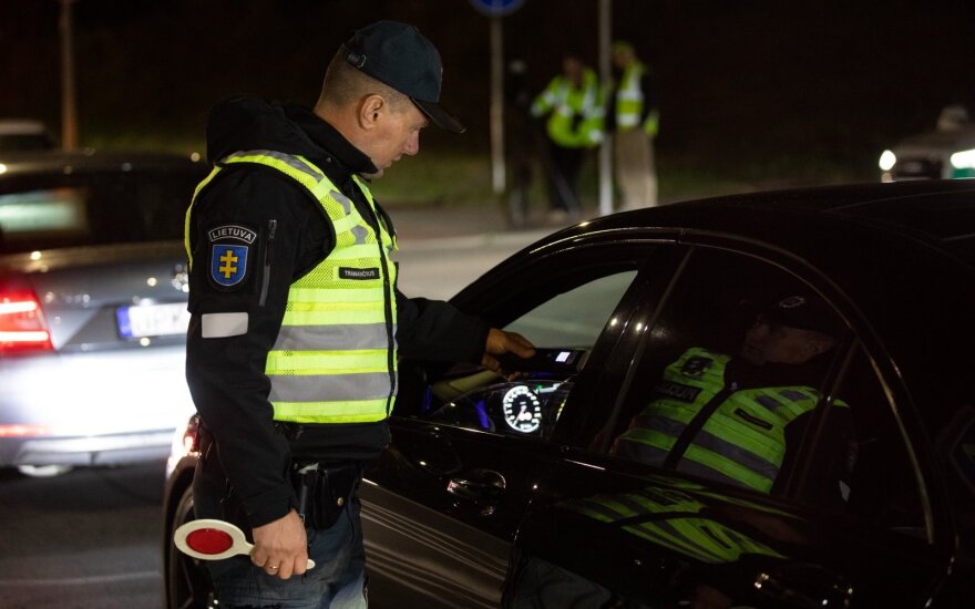 Girti vairuotojai Vilniaus apskrityje: moteris su BMW rėžėsi į pakeliamą užtvarą, o vyras nuskriejo nuo kelio
