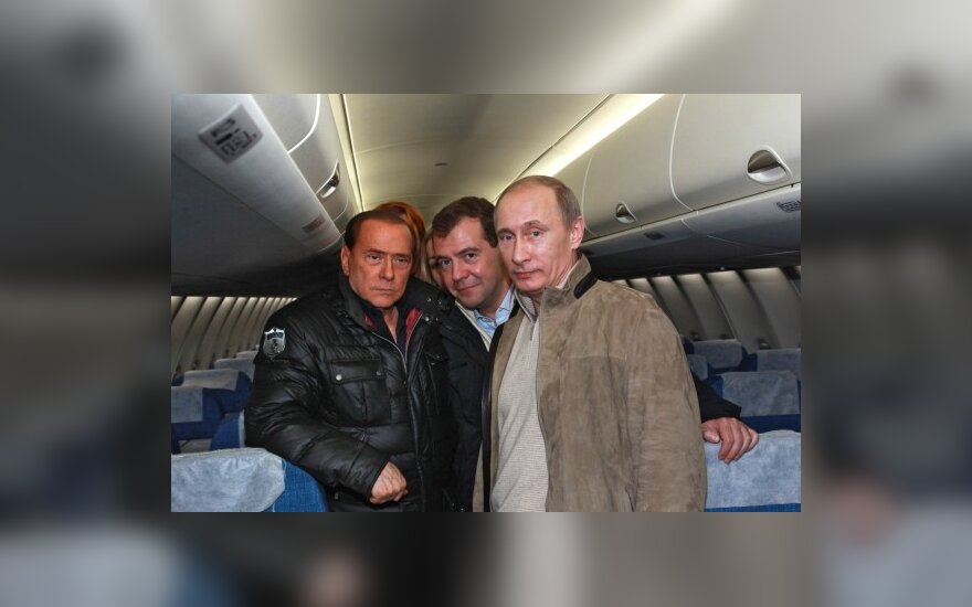 Silvio Berlusconi, Dmitrijus Medvedevas ir Vladimiras Putinas