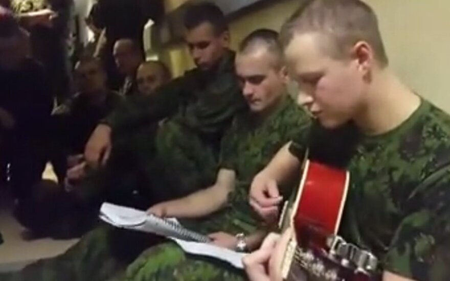 Paperkantis nuoširdumas: karių sukurtas himnas užkariauja internetą
