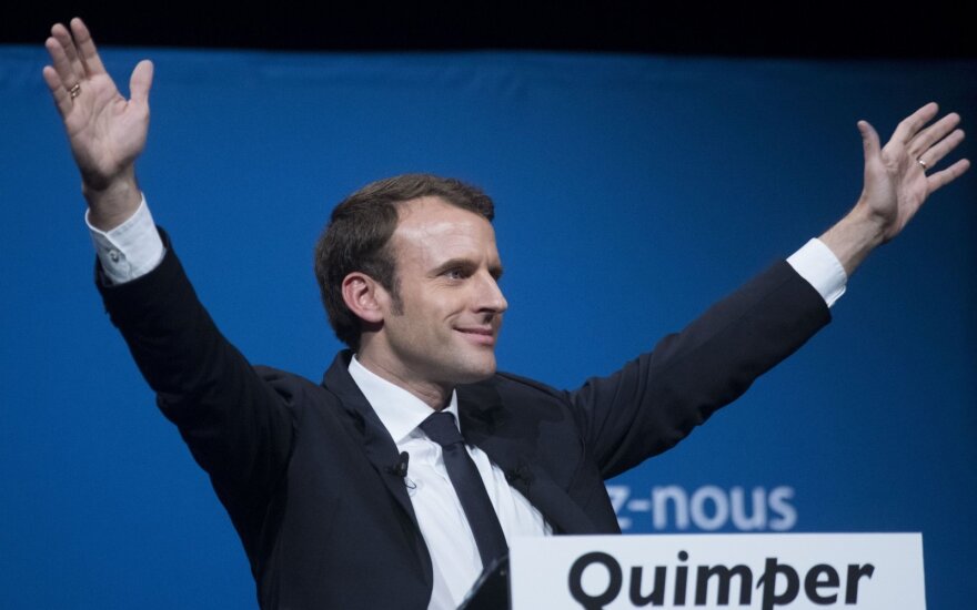 Apklausose Prancūzijos prezidento pergalė tebeprognozuojama E. Macronui