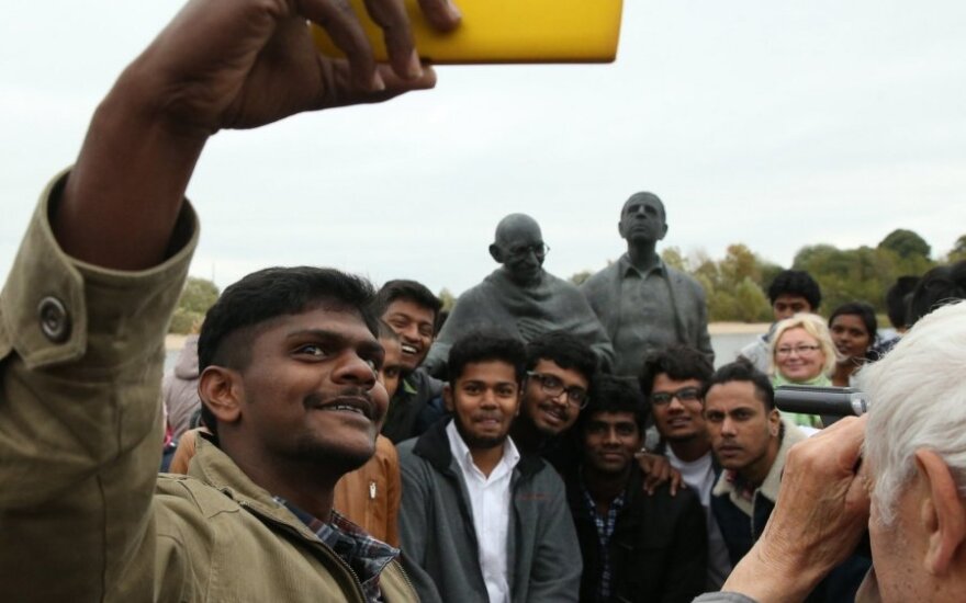 Rusnėje atidengta skulptūra Indijos herojui M.Gandhi ir jo draugui rusniškiui