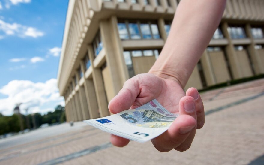 Seimas nusprendė Seimo kanceliarijai papildomai skirti beveik 1,6 mln. eurų darbo užmokesčiui