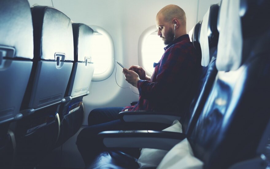 Naujos ES taisyklės leis naudotis išmaniaisiais telefonais skrydžio metu