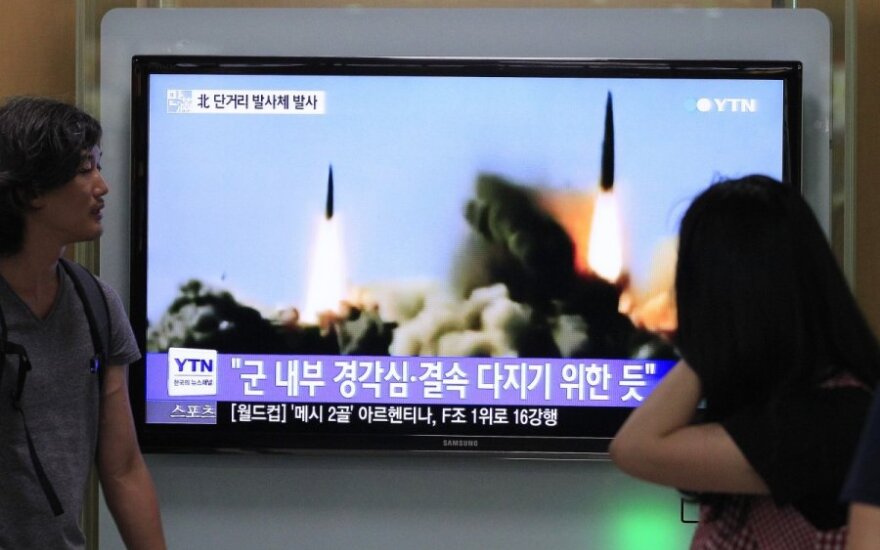 Popiežiui atvykus į Pietų Korėją, Šiaurės Korėja paleido raketas