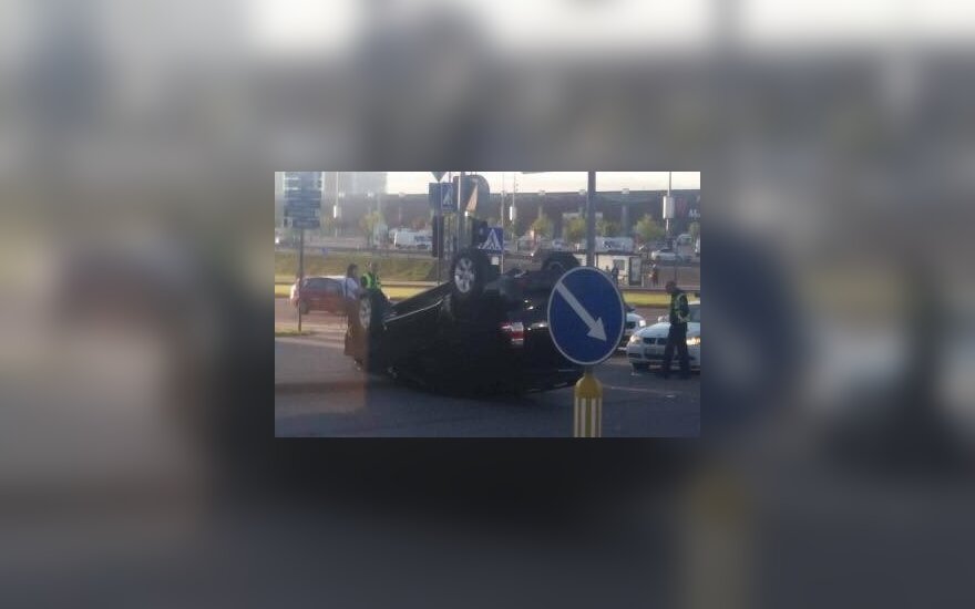Vilniuje paryčiais jauna vairuotoja prie „Akropolio“ sukėlė avariją, jos automobilis apsivertė
