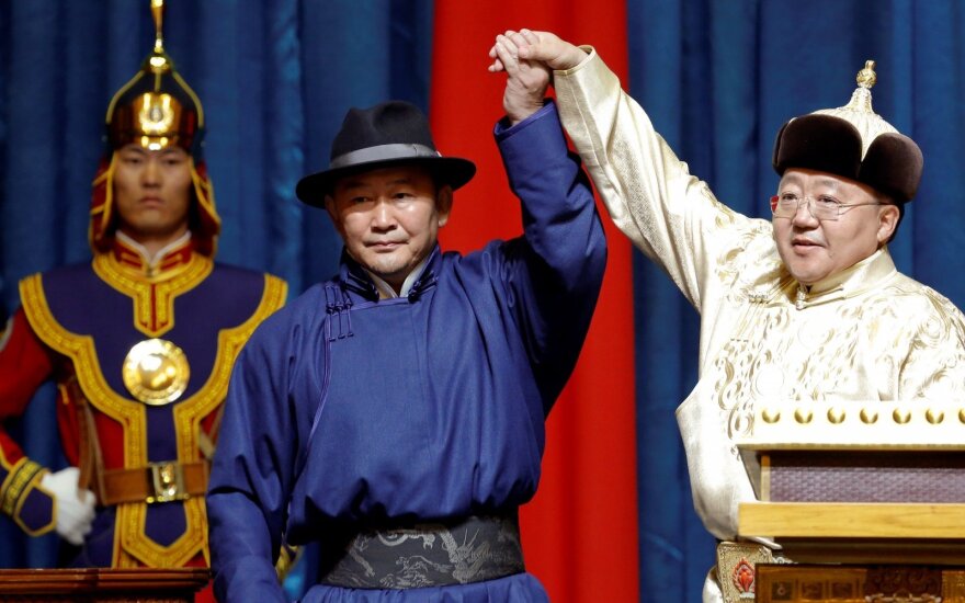 Mongolijos prezidentu prisaikdintas kovos menų ekspertas
