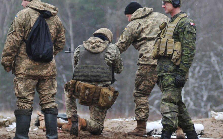 Per naujus susirėmimus tarp Ukrainos pajėgų ir prorusiškų separatistų šalies rytuose žuvo trys ukrainiečių kariai, vienas sužeistas.