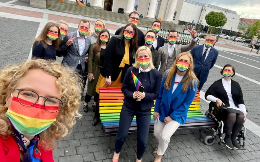 Laisvės frakcija prie vaivorykštės suoliuko Rotušės aikštėje
