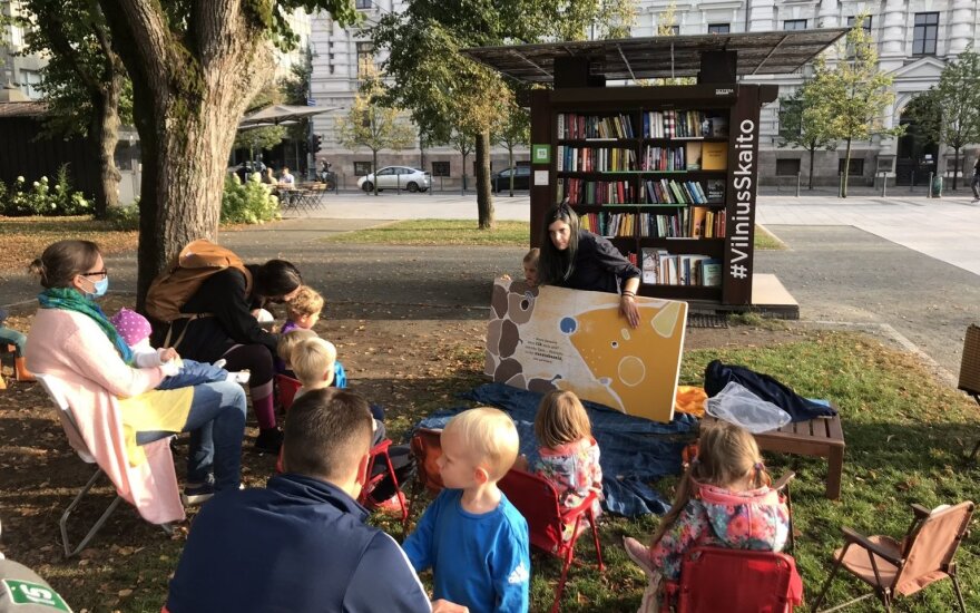 Nemokama vasaros skaitykla, turinti beveik tūkstantį knygų, sugrįžta į Lukiškių aikštę