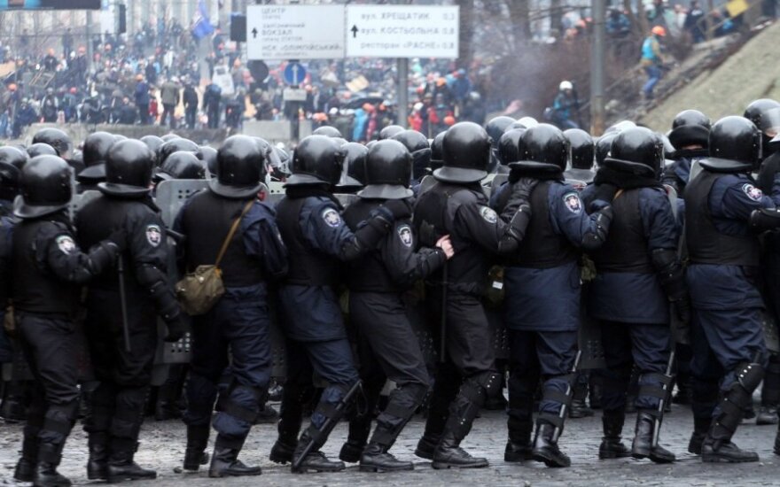 Ukraina: pareigūnams išduoti koviniai ginklai, pranešama apie 100 aukų