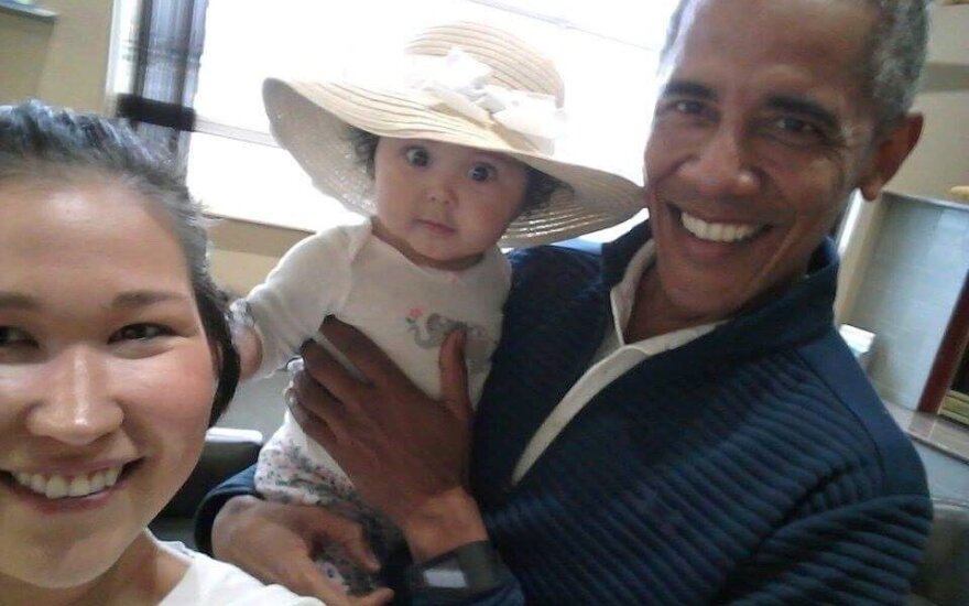 Socialinius tinklus užkariauja B. Obamos nuotrauka su kūdikiu