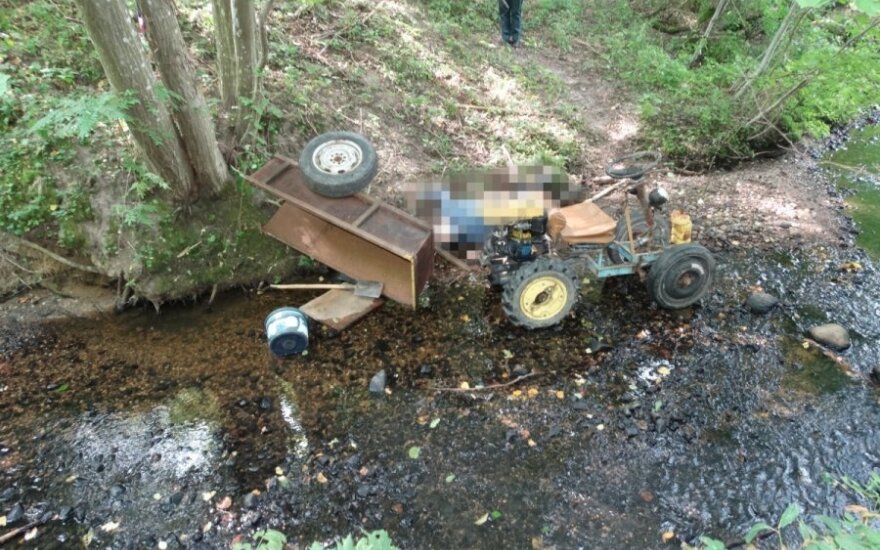 Savadarbiu traktoriumi į mišką važiavęs vyras žuvo, jį surado sūnus