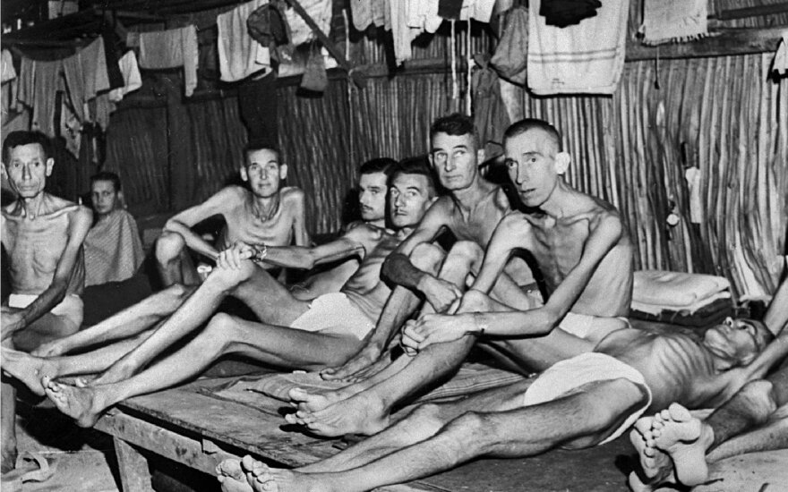 Karo belaisviai, išvaduoti Čangio stovykloje, buvo verčiami dirbti po 18 valandų prie Mirties geležinkelio (Australijos karo memorialo nuotr.)