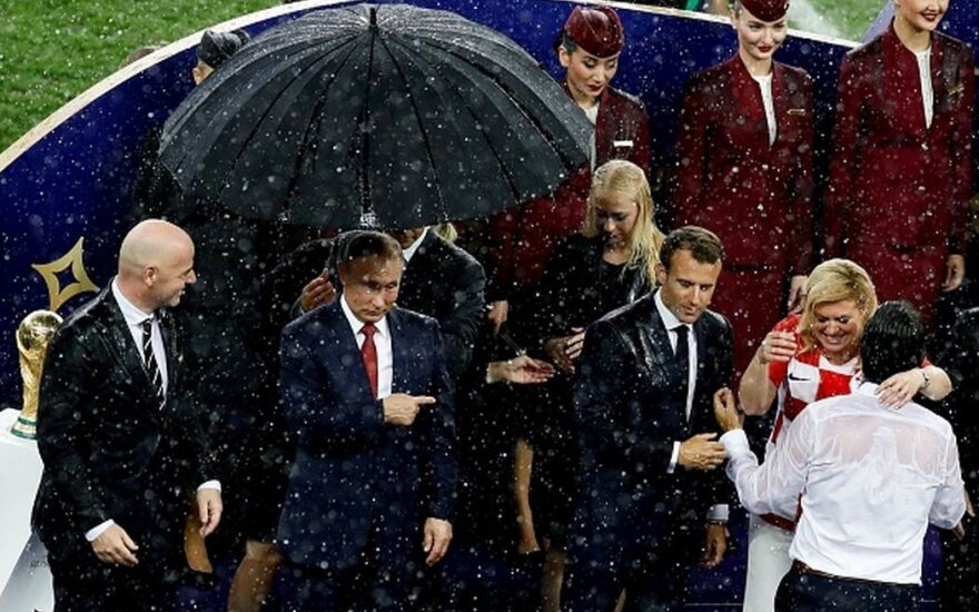 Protokolo žinovas gėdina Rusiją: Putinui turėjo atitekti ne pirmas, o tik trečias skėtis